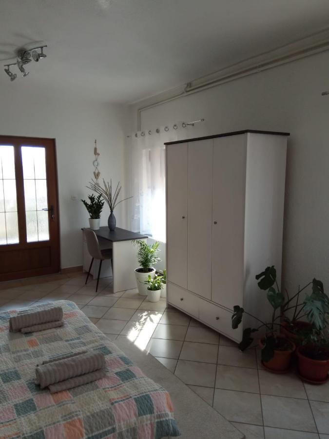 Studio Apartman Kika Otocac Exterior photo